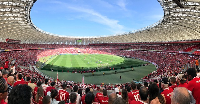 施了高压逼 施了高压逼